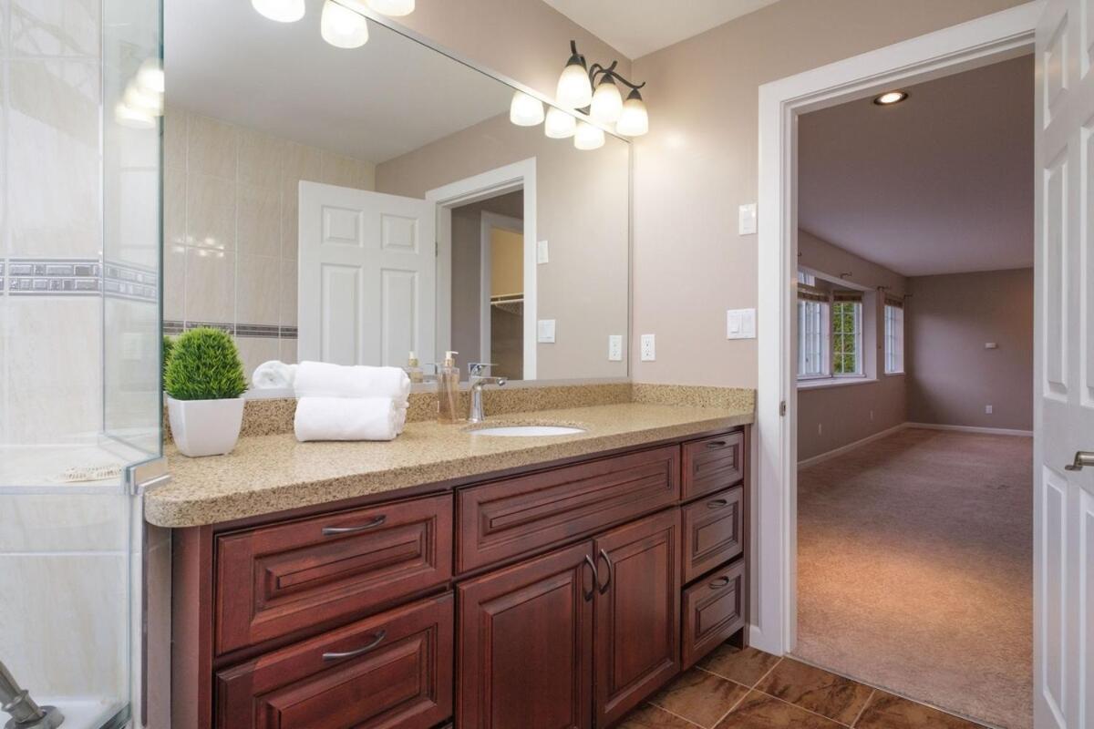 Spacious 4Br W Ensuites Mins To Downtown Yvr Ubc Vancouver Dış mekan fotoğraf